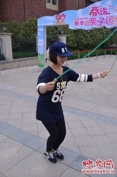 小麥也是現(xiàn)場(chǎng)玩起了跳繩，技術(shù)不錯(cuò)嘛！