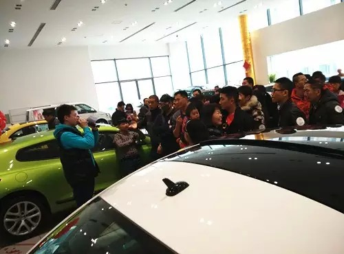現(xiàn)場(chǎng)活動(dòng)由私家車(chē)廣播《999車(chē)生活》主播飛揚(yáng)、佳雨主持，新年呵護(hù)，溫暖你一路。
