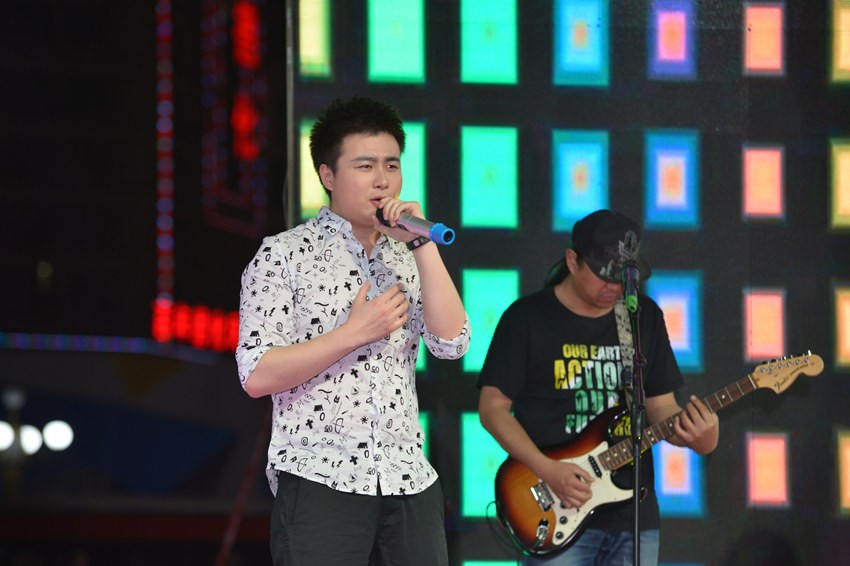 首先出場的是主播佳雨，一首《李白》，瞬間將現(xiàn)場的火熱氣氛點著。