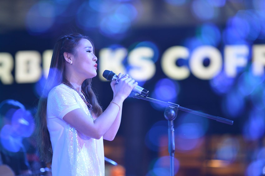 接下來是主播丹丹的《辛德瑞拉》，作為一個音樂節(jié)目的主播，唱歌當然都是毛毛雨。