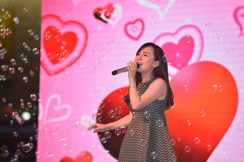 夢茹選擇了走溫情路線，《至少還有你》唱的是深情款款。