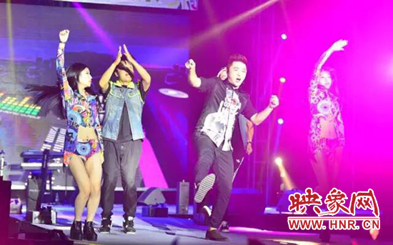 私家車(chē)999成功舉辦“時(shí)光音樂(lè)節(jié)” 私家車(chē)999成功舉辦“時(shí)光音樂(lè)節(jié)”