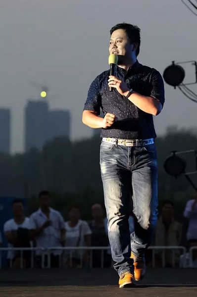 莫非此刻是在向前走還是向后移？