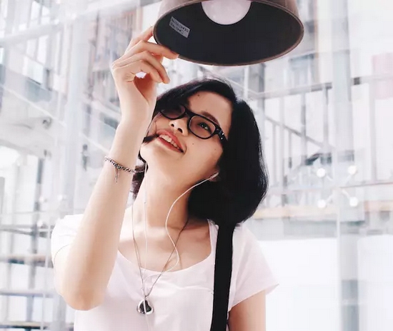 當(dāng)然，怎么能少的了美女出鏡？