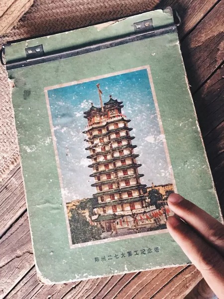 我們撫摸著鄭州的歷史，從中了解它的厚度。