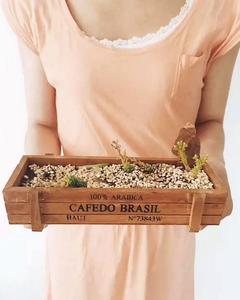 我們同時(shí)也在撫摸著希望，從中了解鄭州的生命張力。