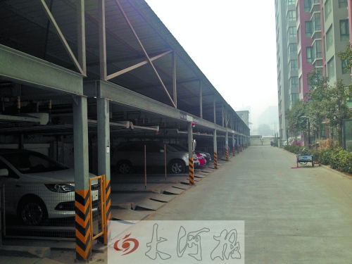 中原區(qū)新禧園小區(qū)，靠著圍墻的空地，建成兩層立體車庫。