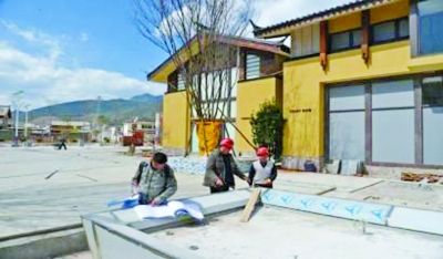 　　別墅工地，工人正在施工。