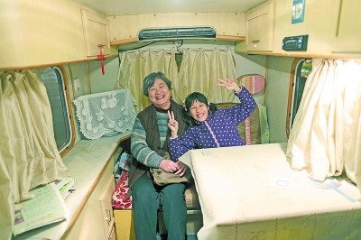  天黑了，外面風(fēng)雨交加而董怡汶坐在溫暖的房車?yán)铩? oldsrc=