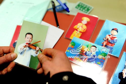 　每當(dāng)想兒子時(shí)，熊爸只有盯著照片看