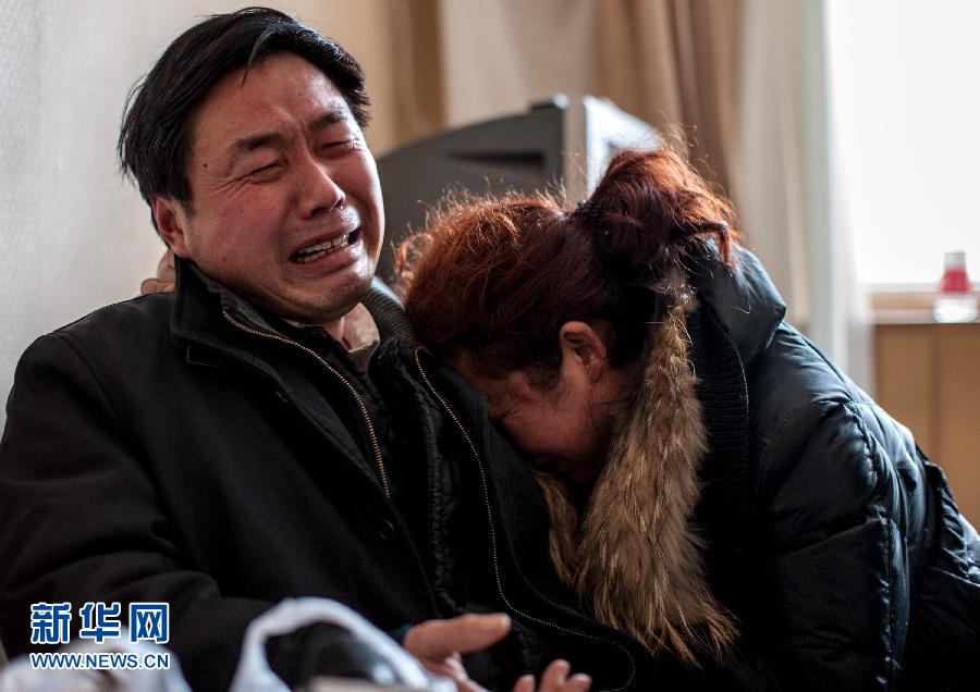 2月5日，遇難大學(xué)生郭培（化名）的父母抱頭痛哭。