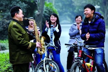 自學(xué)三種樂器，大學(xué)保安哥夢想開音樂會