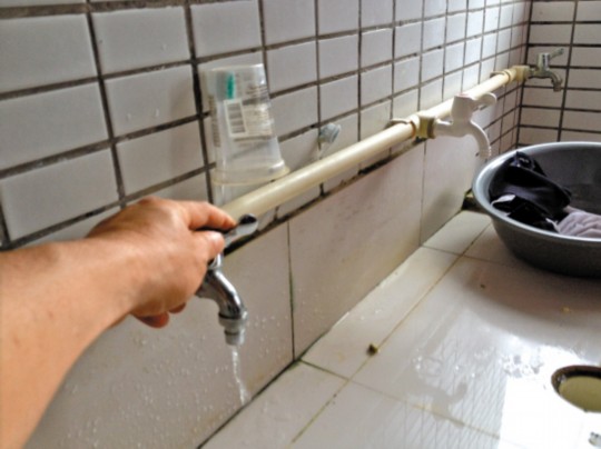 宿舍沒水學(xué)生接雨水洗澡?學(xué)校稱是學(xué)生惡作劇 宿舍沒水學(xué)生接雨水洗澡?學(xué)校稱是學(xué)生惡作劇