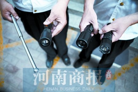鄭州8名小學(xué)生持警棍、電擊槍街頭“火拼”