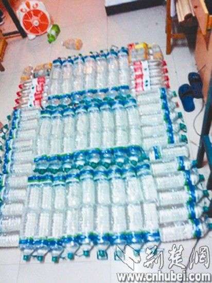 武漢學子曬避暑利器:飲料瓶自制水床霸氣外漏 武漢學子曬避暑利器:飲料瓶自制水床霸氣外漏
