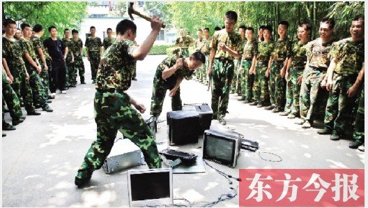 為了讓孩子表達(dá)戒除網(wǎng)癮的決心，學(xué)校組織孩子親手砸毀電腦