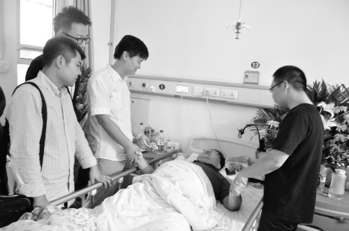 學生給白老師送來治病的錢 學生給白老師送來治病的錢