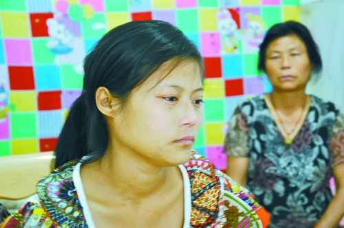 王學(xué)鳳望著女兒，一言不發(fā)