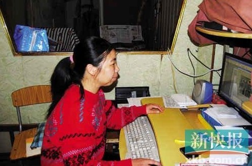 在狹小簡陋的住處，陳敏莉最專注的事情是通過網絡即時了解公益信息