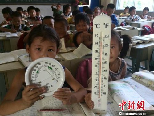 6月3日，下午四點，昆明市東川區(qū)因民鎮(zhèn)中心學校一年級教室溫度達到44℃