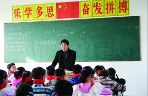 張從友先把妻子帶到學(xué)校，然后會準(zhǔn)時(shí)為學(xué)生們上課