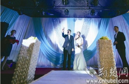 經(jīng)過執(zhí)著追求和3年戀愛，昨日，25歲的武漢小伙張巖終于娶回黑龍江姑娘張巖