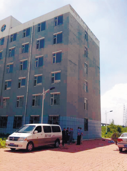 現場被警方封鎖，圈內為死者遺體位置