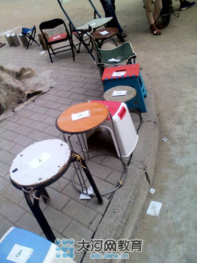 17號中午，鄭州市金水區(qū)實驗小學(xué)就已經(jīng)開始出現(xiàn)排隊等待報名的長龍了！