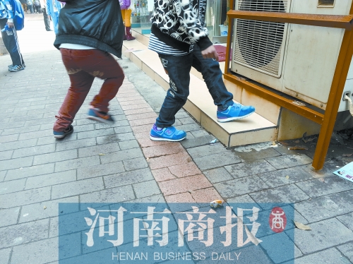 路邊，兩個(gè)小學(xué)生正在扔“臭屁炸彈