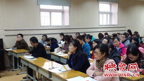 體教師認(rèn)真學(xué)習(xí) 體教師認(rèn)真學(xué)習(xí)