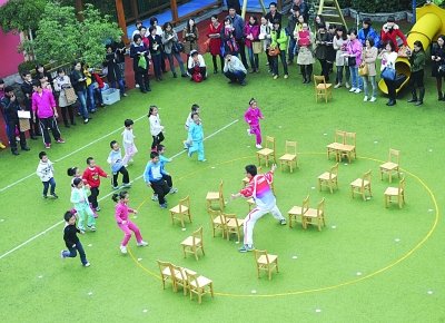 男老師帶著孩子們做游戲。