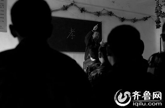 方光與其他癡迷網(wǎng)絡(luò)游戲的孩子一起，在重新認(rèn)識(shí)“孝”的含義