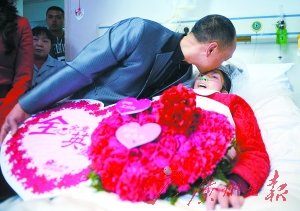 黃惠英躺在床上完成了婚禮 黃惠英躺在床上完成了婚禮