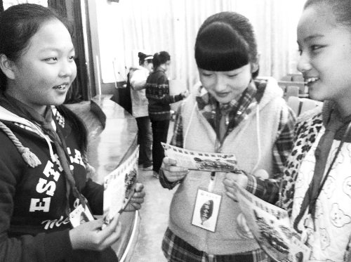 隴西小學(xué)的幾位環(huán)保小衛(wèi)士在交流經(jīng)驗 隴西小學(xué)的幾位環(huán)保小衛(wèi)士在交流經(jīng)驗