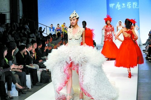 中原工學(xué)院服裝設(shè)計(jì)亮相北京798 中原工學(xué)院服裝設(shè)計(jì)亮相北京798