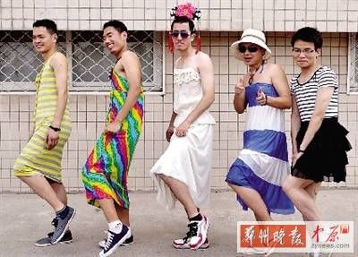 河南高校男生穿裙子秀香肩慶畢業(yè) 網(wǎng)友驚呼奇葩 河南高校男生穿裙子秀香肩慶畢業(yè) 網(wǎng)友驚呼奇葩