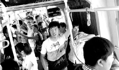 男子7歲患上口吃 為治病每天公交上演講 男子7歲患上口吃 為治病每天公交上演講