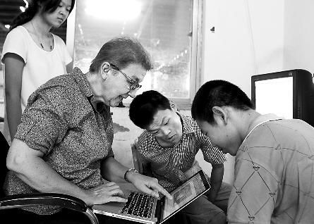 伊莎貝爾用自己制作的康復(fù)課件幫助智障兒童康復(fù)訓(xùn)練 伊莎貝爾用自己制作的康復(fù)課件幫助智障兒童康復(fù)訓(xùn)練