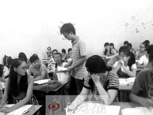 補(bǔ)習(xí)課上，馮昊怡不像老師，更像是學(xué)生們的同學(xué)。