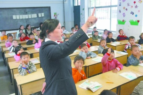 不到上小學(xué)年齡的孩子，只得在幼兒園復(fù)讀或者上“幼小銜接班”