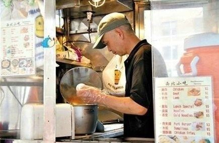 紐約哥大門口，顧客排長隊買他的肉夾饃