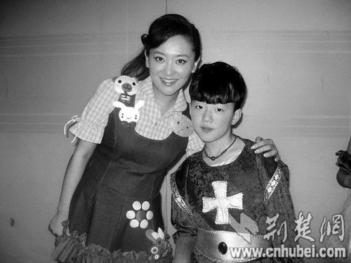 楊光參加央視節(jié)目表演時(shí),同主持人月亮姐姐合影 楊光參加央視節(jié)目表演時(shí),同主持人月亮姐姐合影