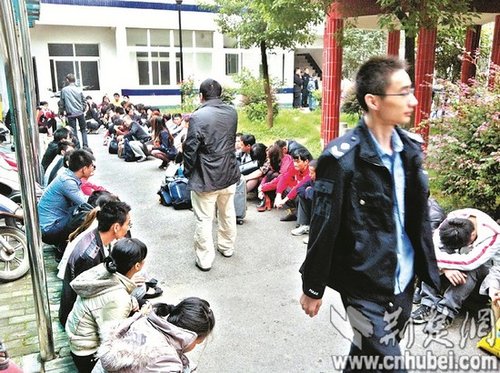 派出所院子里，擠滿了被解救的傳銷人員