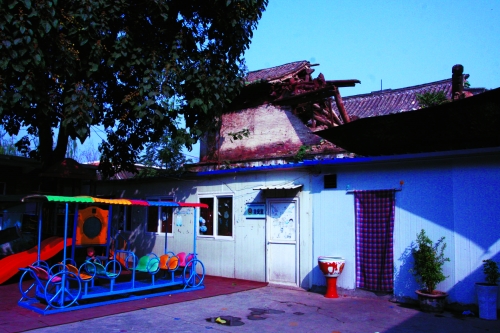 幼兒園緊挨隨時(shí)會坍塌的戲樓 幼兒園緊挨隨時(shí)會坍塌的戲樓