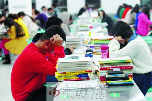 偌大的食堂里，很安靜