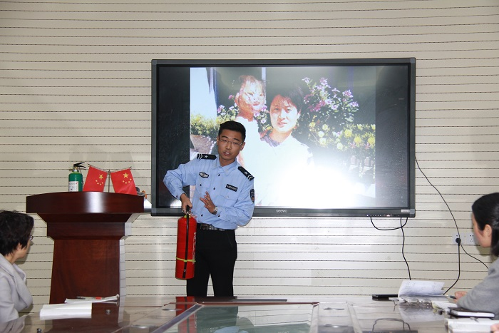 陳教官講解滅火器的使用方法及注意事項 陳教官講解滅火器的使用方法及注意事項