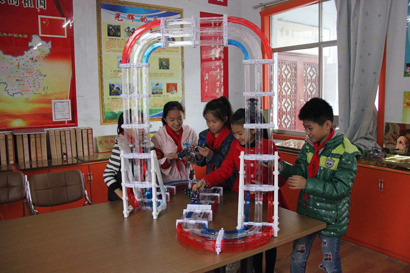 進行四驅(qū)車比賽訓(xùn)練 進行四驅(qū)車比賽訓(xùn)練