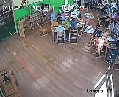 幼兒園監(jiān)控畫面顯示，小健曾被推搡、拉扯（紅箭頭處）