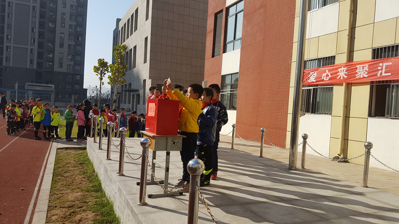 捐款學(xué)生隊伍排成一條長龍 捐款學(xué)生隊伍排成一條長龍