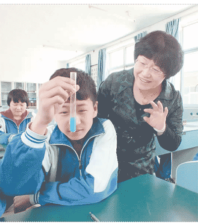 北京市密云區(qū)大城子中學，一位教師在指導學生做實驗